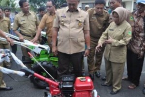 Bupati Kuningan H Acep Purnama SH MH saat memberikan 27 Hand Traktor kepada petani.